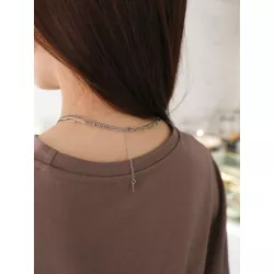 Collar con colgante con diseño de letra geométrico a capas