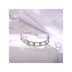 Pulsera abierta con abertura