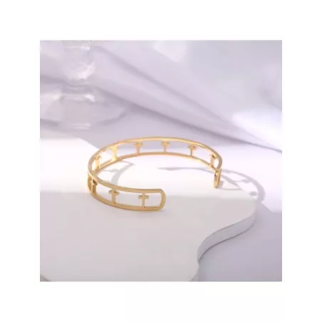 Pulsera abierta con abertura