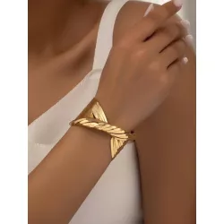 Pulsera abierta con diseño girante