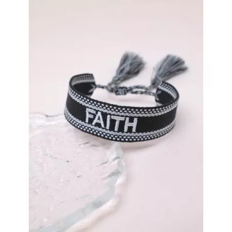 Pulsera con bordado de letra con diseño de fleco