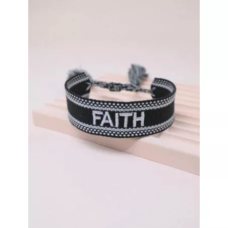 Pulsera con bordado de letra con diseño de fleco