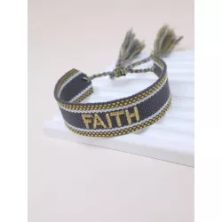 Pulsera con bordado de letra con diseño de fleco