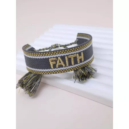 Pulsera con bordado de letra con diseño de fleco