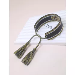 Pulsera con bordado de letra con diseño de fleco