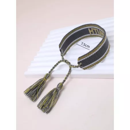 Pulsera con bordado de letra con diseño de fleco