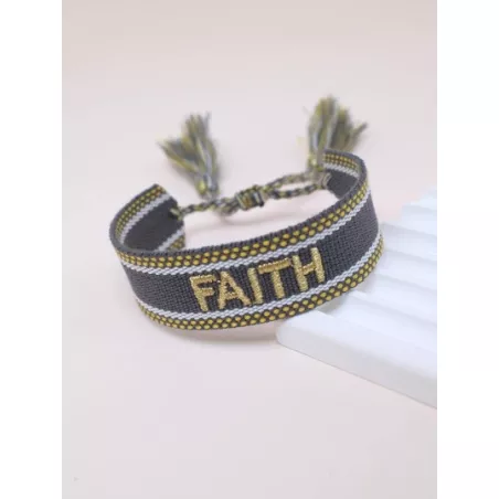 Pulsera con bordado de letra con diseño de fleco