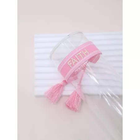 Pulsera con bordado de letra con diseño de fleco