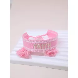 Pulsera con bordado de letra con diseño de fleco