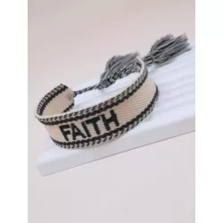 Pulsera con bordado de letra con diseño de fleco