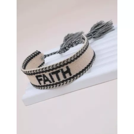 Pulsera con bordado de letra con diseño de fleco