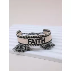 Pulsera con bordado de letra con diseño de fleco