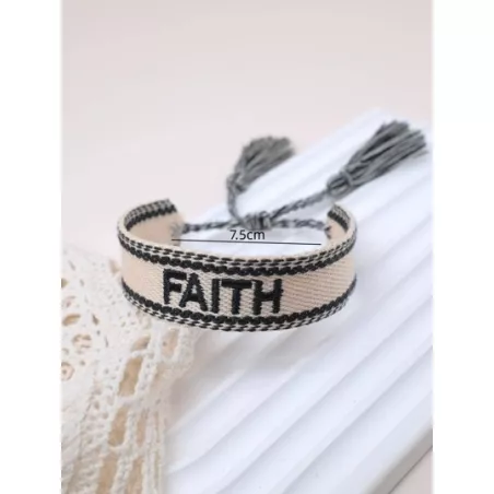 Pulsera con bordado de letra con diseño de fleco