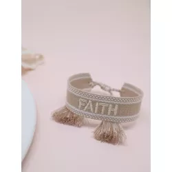 Pulsera con bordado de letra con diseño de fleco