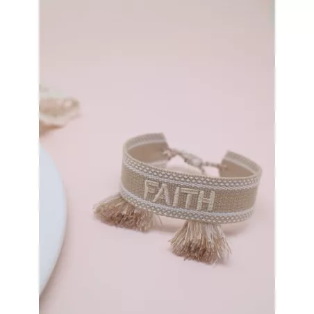 Pulsera con bordado de letra con diseño de fleco