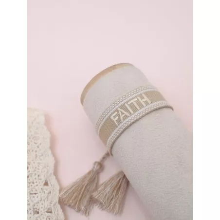 Pulsera con bordado de letra con diseño de fleco