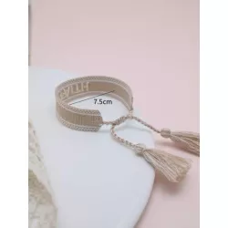 Pulsera con bordado de letra con diseño de fleco