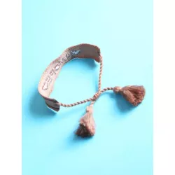 Pulsera con bordado de letra con diseño de fleco