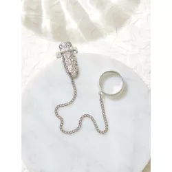 Anillo con dedo con diseño de perla artificial