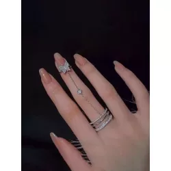 Anillo con dedo con diseño de mariposa