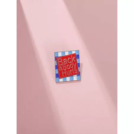 Broche geométrico cuadrado alfabeto de metal para decorativo distintivo para cuerpo con ropa con