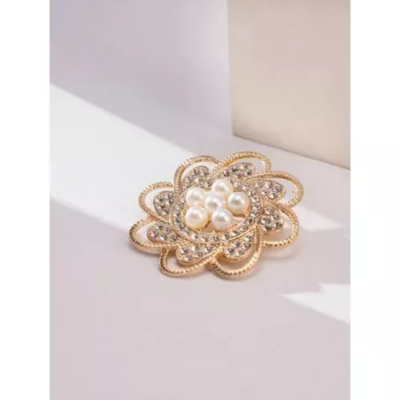 Broche a la moda y elegante con forma de flor hueca con incrustaciones de perlas de imitación y diamantes de imitación para ropa