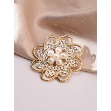 Broche a la moda y elegante con forma de flor hueca con incrustaciones de perlas de imitación y diamantes de imitación para ropa