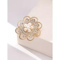 Broche a la moda y elegante con forma de flor hueca con incrustaciones de perlas de imitación y diamantes de imitación para ropa