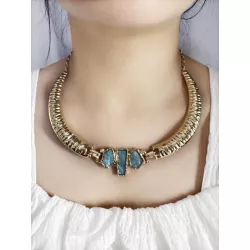 Collar con diseño de piedra