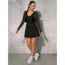 Vestido deportivo unicolor con abertura trasera