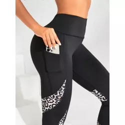 Conjunto deportivo con estampado de leopardo