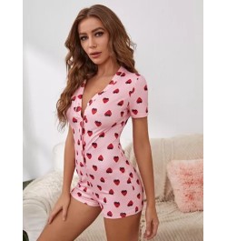 Una pieza de pijama con estampado de fresa