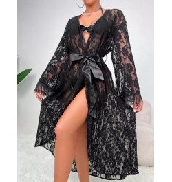 Bata con cinturón con encaje floral