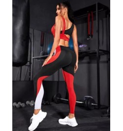 Conjunto deportivo de color combinado con abertura trasera