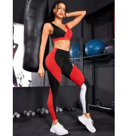 Conjunto deportivo de color combinado con abertura trasera