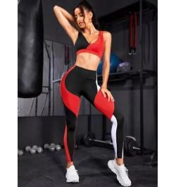 Conjunto deportivo de color combinado con abertura trasera