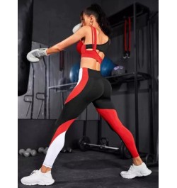 Conjunto deportivo de color combinado con abertura trasera