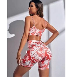 Conjunto deportivo con estampado tropical