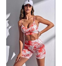 Conjunto deportivo con estampado tropical