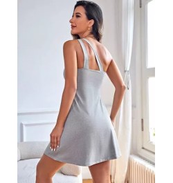 Vestido deportivo de un hombro con diseño de abertura