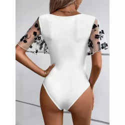 Body en contraste floral de malla de manga con volante de cuello scoop