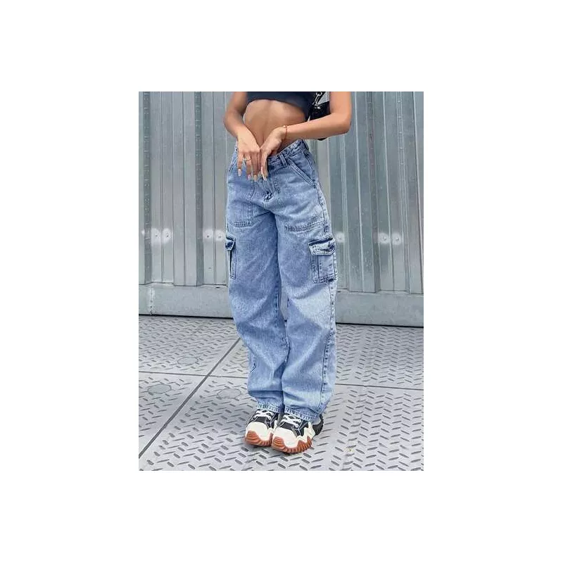 Jeans cargo con bolsillo lateral con solapa