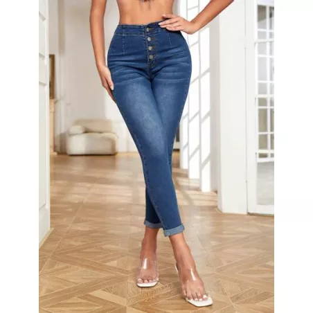 Jeans ajustados con botón