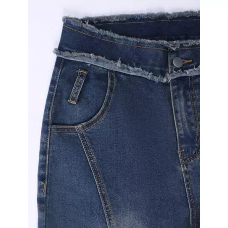 Jeans unicolor pierna amplia bajo crudo