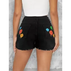 Shorts en mezclilla con estampado de cara de dibujos animados bajo crudo