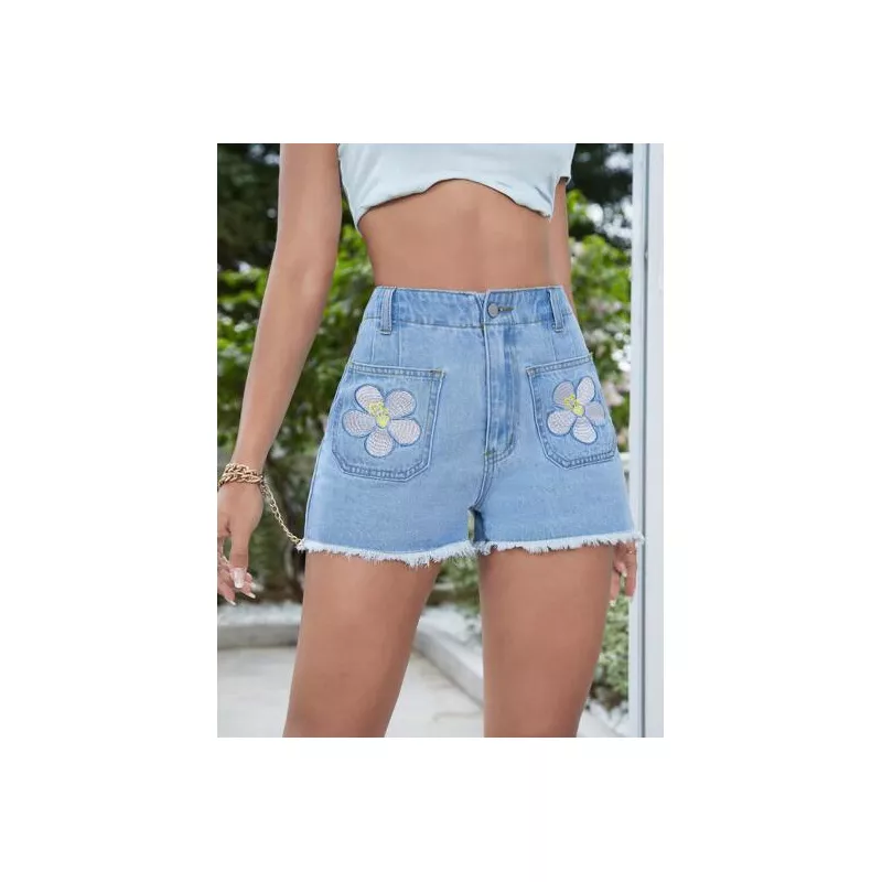 Shorts en mezclilla con bordado floral bajo crudo