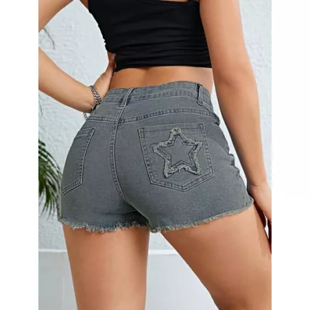 Shorts en mezclilla con estrella con parche bajo crudo