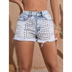 Shorts en mezclilla con diseño de tachuela bajo crudo