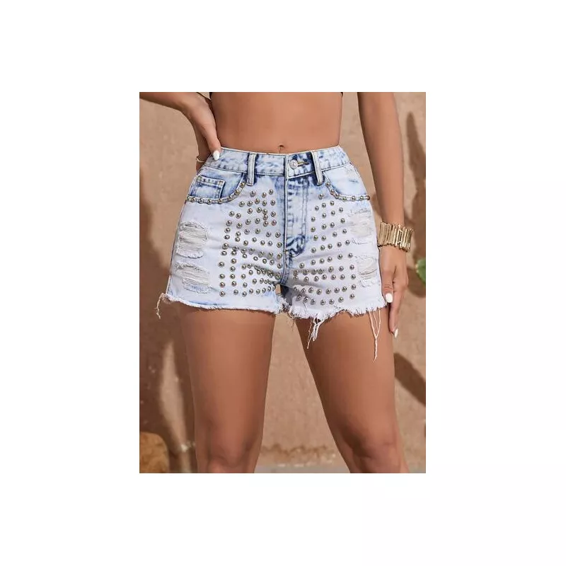 Shorts en mezclilla con diseño de tachuela bajo crudo