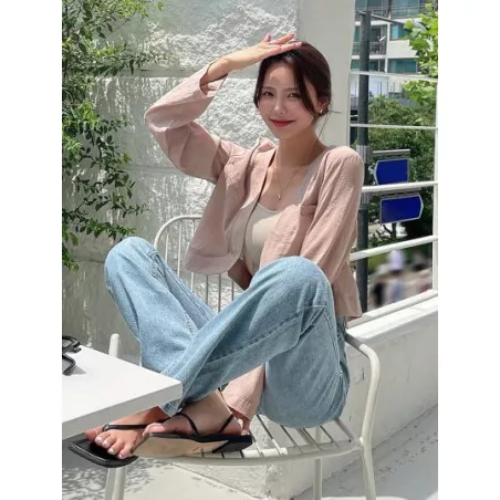 Cazadora crop unicolor con botón delantero